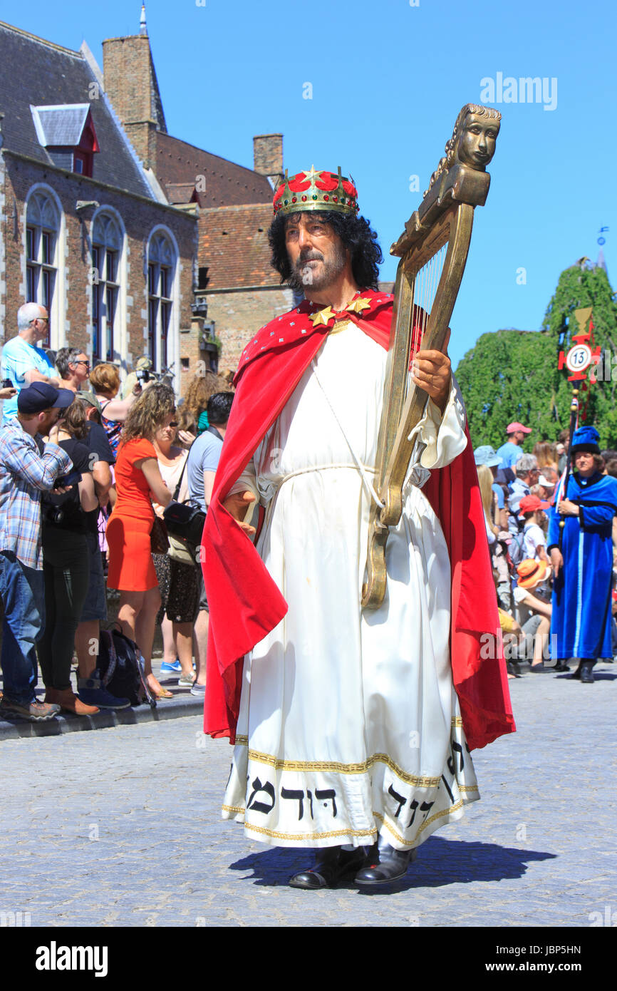 König David (1010-970 BCE) mit seiner Harfe während der Prozession des Heiligen Blutes in Brügge, Belgien Stockfoto