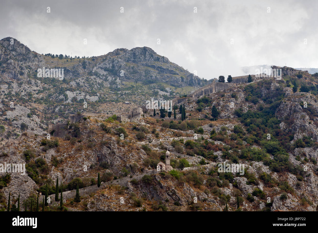 Stadtmauer und Kapelle Unserer Lieben Frau von Gesundheit, Kotor, Montenegro Stockfoto