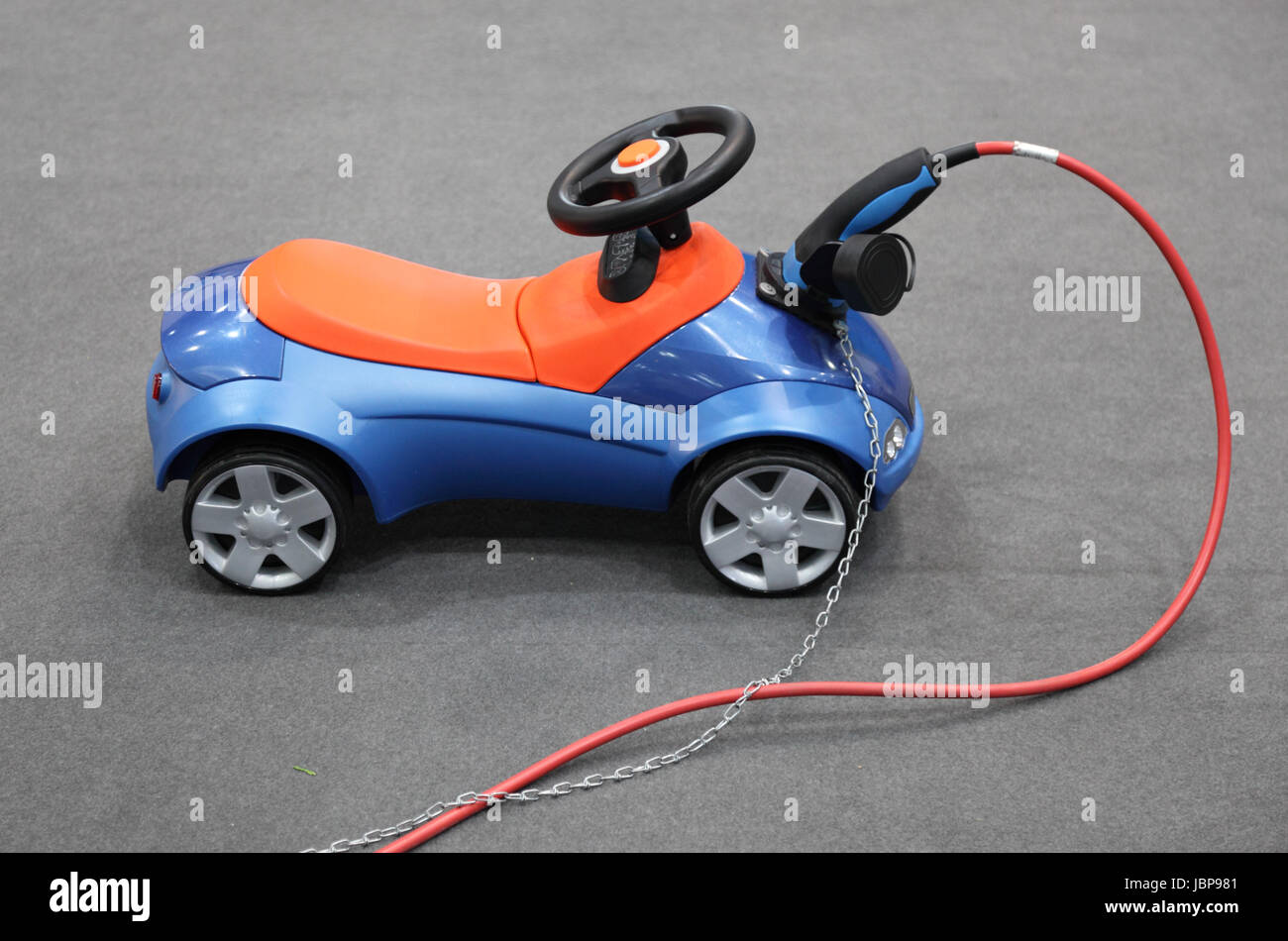 Bobby-Car Spielzeug Elektroauto für Kinder Stockfotografie - Alamy