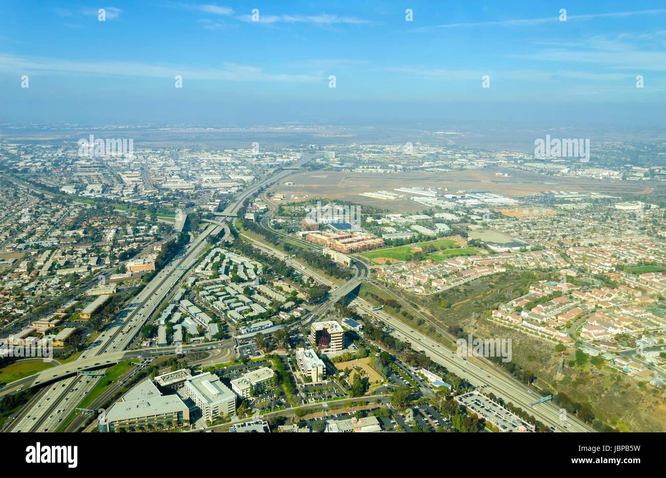 Luftbild von Midway Bezirk Nachbarschaft und San Diego International Airport (Lindbergh Field), in Süd-Kalifornien, Vereinigte Staaten von Amerika. Dominiert von Multi-spurige Straßen mit hohem Verkehrsaufkommen Stockfoto