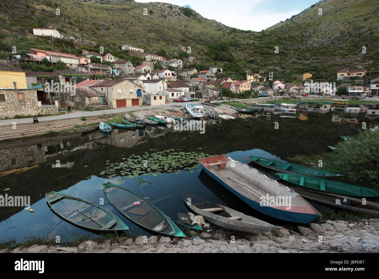 Das Fischerdorf Vranjina bin Skadarsee in Montenegro Im Balkan in Europa. Stockfoto