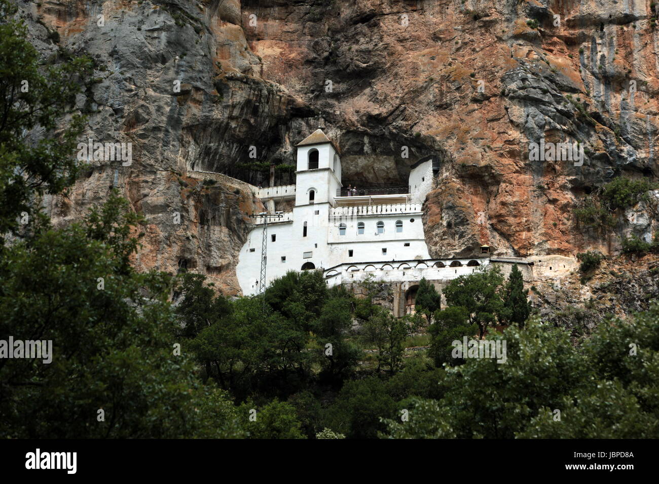 Das Kloster Manastir Ostrog Suedlich von Niksic in Montenegro Im Balkan bin Mittelmeer in Europa. Stockfoto