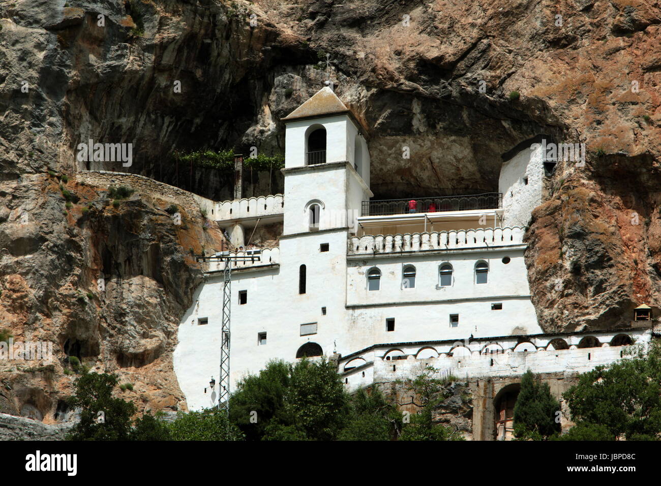 Das Kloster Manastir Ostrog Suedlich von Niksic in Montenegro Im Balkan bin Mittelmeer in Europa. Stockfoto