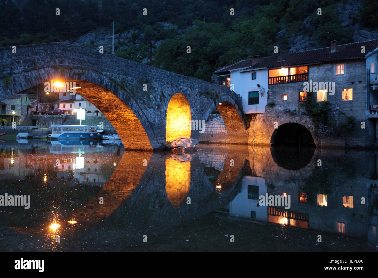 Die Landschaft Mit der Steinbruecke von Rijeka Crnojevica Mit Dem Fluss Rijeka Crnojevica bin Westlichen Ende des Skadarsko Jezero sehen Oder Skadarsee in Zentral Montenegro in Montenegro Im Balkan bin Mittelmeer in Europa. Stockfoto