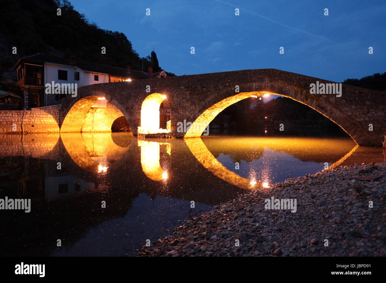 Die Landschaft Mit der Steinbruecke von Rijeka Crnojevica Mit Dem Fluss Rijeka Crnojevica bin Westlichen Ende des Skadarsko Jezero sehen Oder Skadarsee in Zentral Montenegro in Montenegro Im Balkan bin Mittelmeer in Europa. Stockfoto