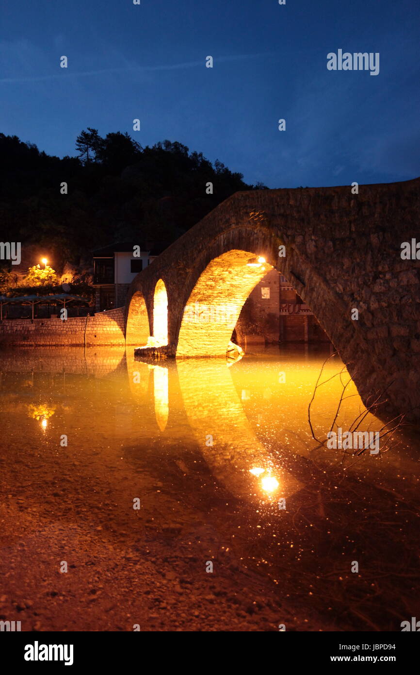 Die Landschaft Mit der Steinbruecke bin Ufer des Skadar See Oder Skadarsko Jezero Ini Rijeka Crnojevica in Montenegro in Europa. Stockfoto