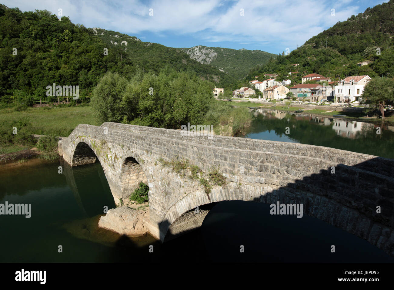 Das Bergdorf Rijeka Crnojevica in Montenegro Im Balkan in Europa. Stockfoto