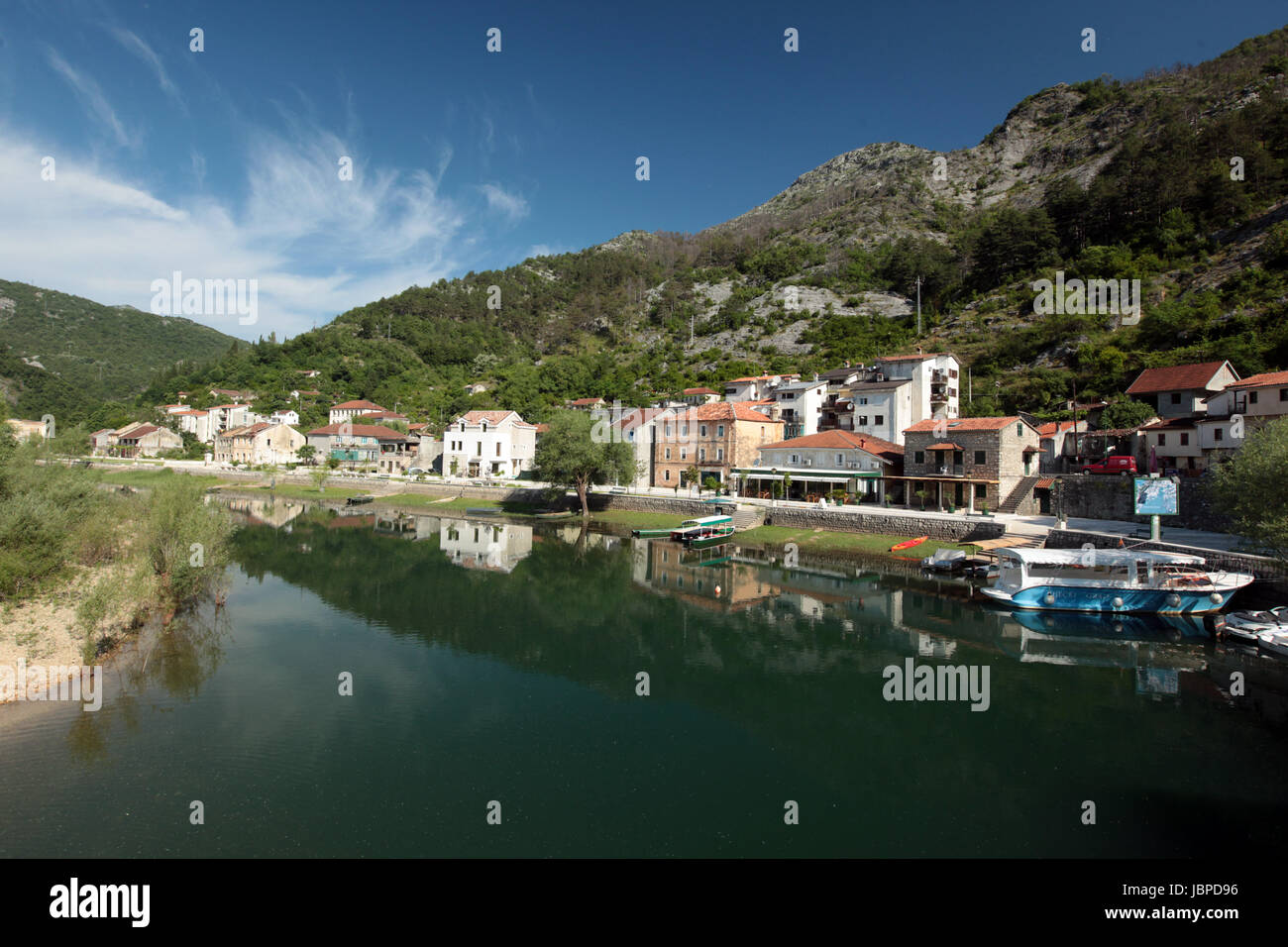 Das Bergdorf Rijeka Crnojevica in Montenegro Im Balkan in Europa. Stockfoto
