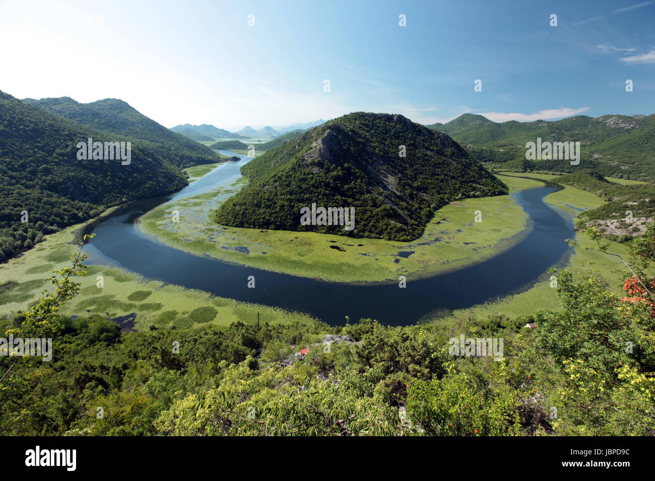 Die Landschaft Bei Rijeka Crnojevica Mit Dem Fluss Rijeka Crnojevica bin Westlichen Ende des Skadarsko Jezero sehen Oder Skadarsee in Zentral Montenegro in Montenegro Im Balkan bin Mittelmeer in Europa. Stockfoto