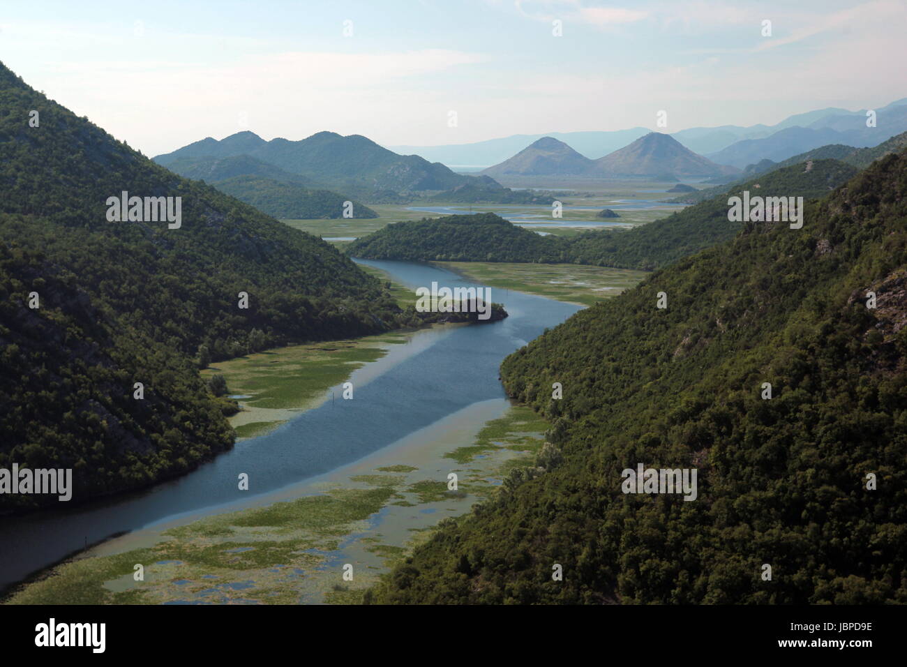 Die Landschaft Bei Rijeka Crnojevica Mit Dem Fluss Rijeka Crnojevica bin Westlichen Ende des Skadarsko Jezero sehen Oder Skadarsee in Zentral Montenegro in Montenegro Im Balkan bin Mittelmeer in Europa. Stockfoto