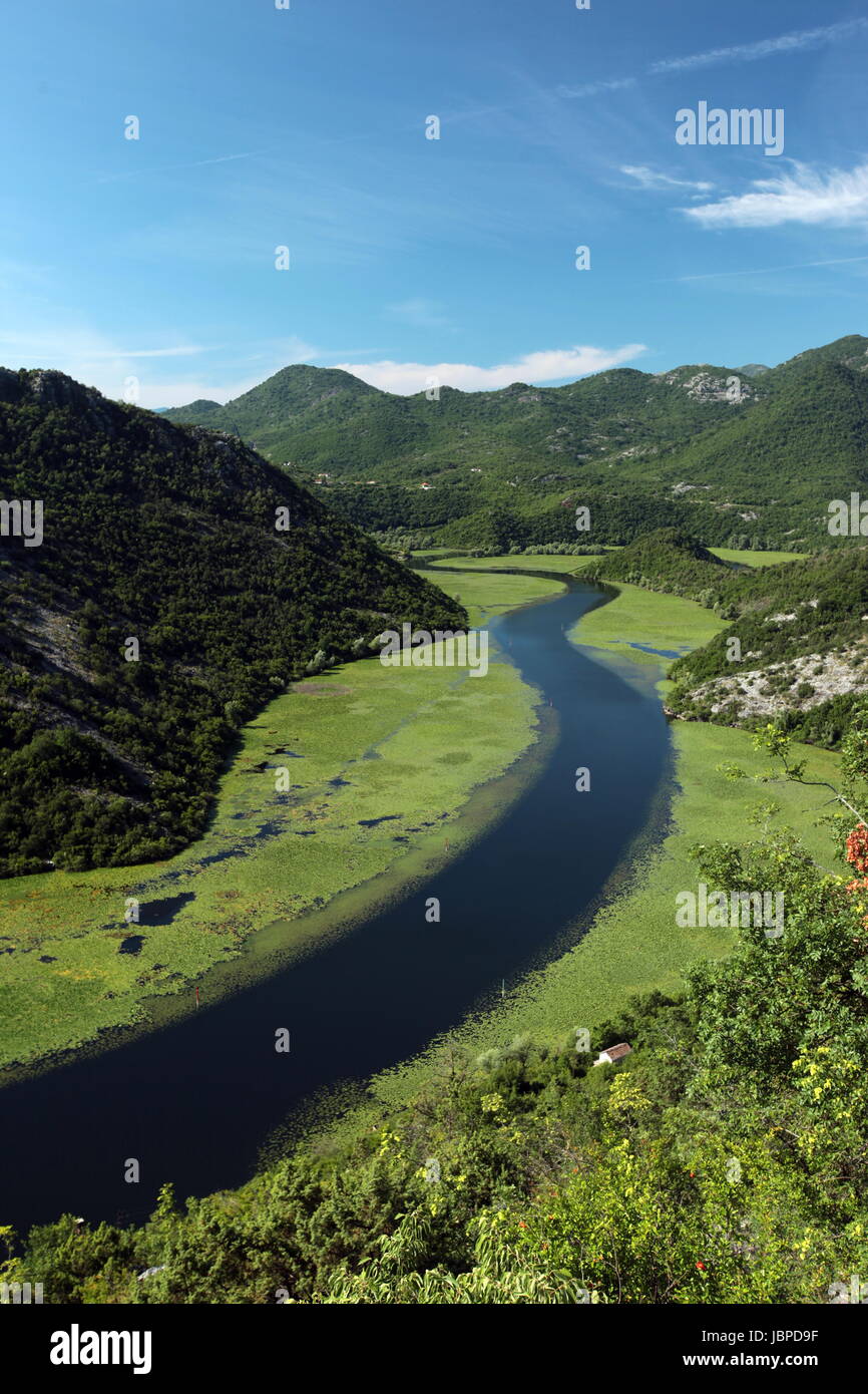 Die Landschaft Bei Rijeka Crnojevica Mit Dem Fluss Rijeka Crnojevica bin Westlichen Ende des Skadarsko Jezero sehen Oder Skadarsee in Zentral Montenegro in Montenegro Im Balkan bin Mittelmeer in Europa. Stockfoto