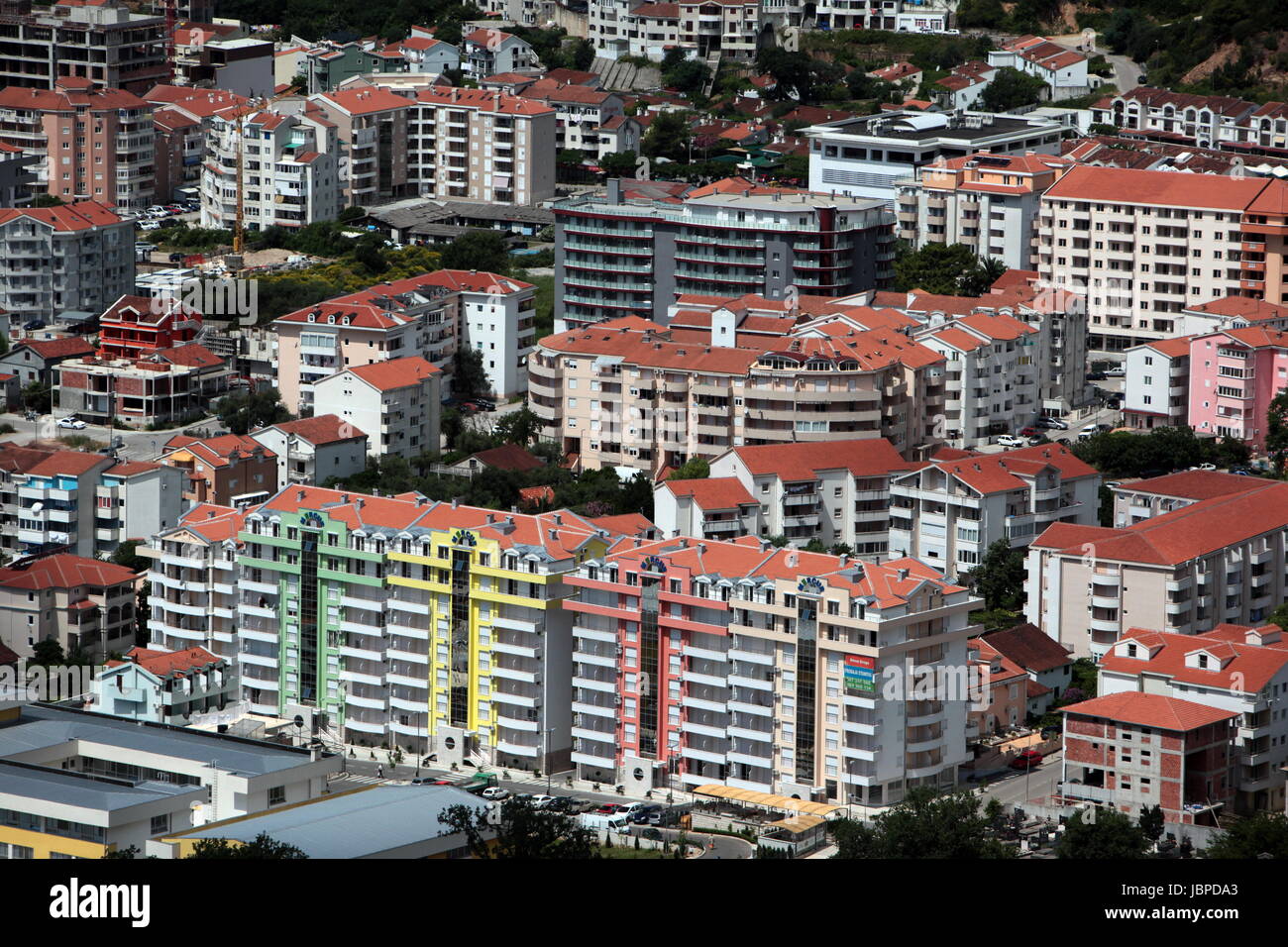 Das Moderne Zentrum der Adria Stadt Budva Mit Vielen Neuen Appatementhausern in Montenegro Im Balkan bin Mittelmeer in Europa. Stockfoto