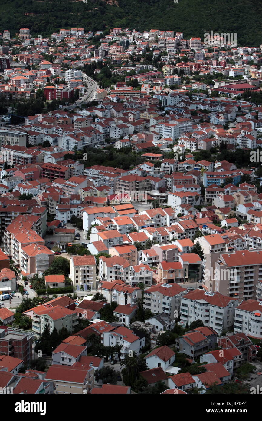 Das Moderne Zentrum der Adria Stadt Budva Mit Vielen Neuen Appatementhausern in Montenegro Im Balkan bin Mittelmeer in Europa. Stockfoto