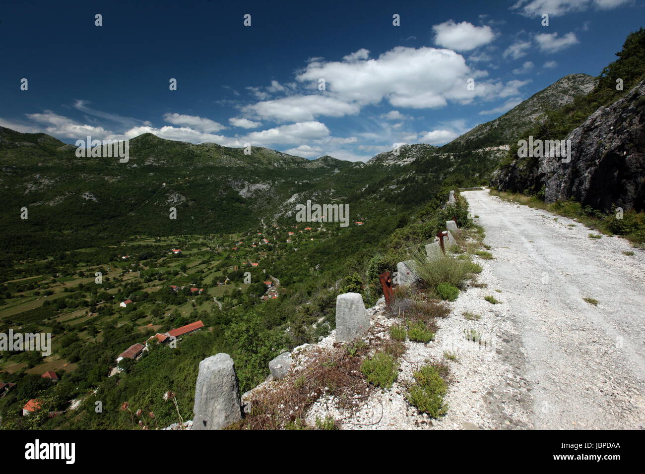 Sterben Sie Landschaft Mit der Passstrasse Zwischen Rijeka Crnojevica Und Cetinje in Montenegro in Europa. Stockfoto