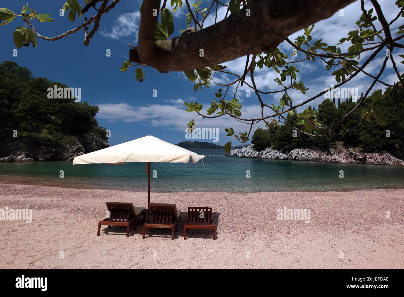 Ein Strang Bei Sveti Stefan in Montenegro Im Mittelmeer Kueste der Balkan in Osteuropa. Stockfoto