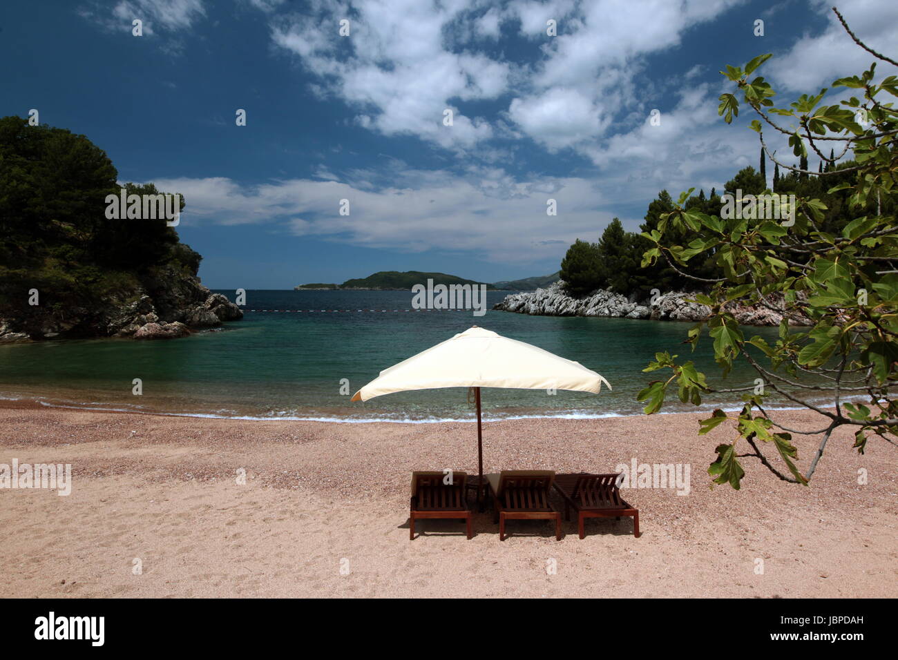 Ein Strang Bei Sveti Stefan in Montenegro Im Mittelmeer Kueste der Balkan in Osteuropa. Stockfoto