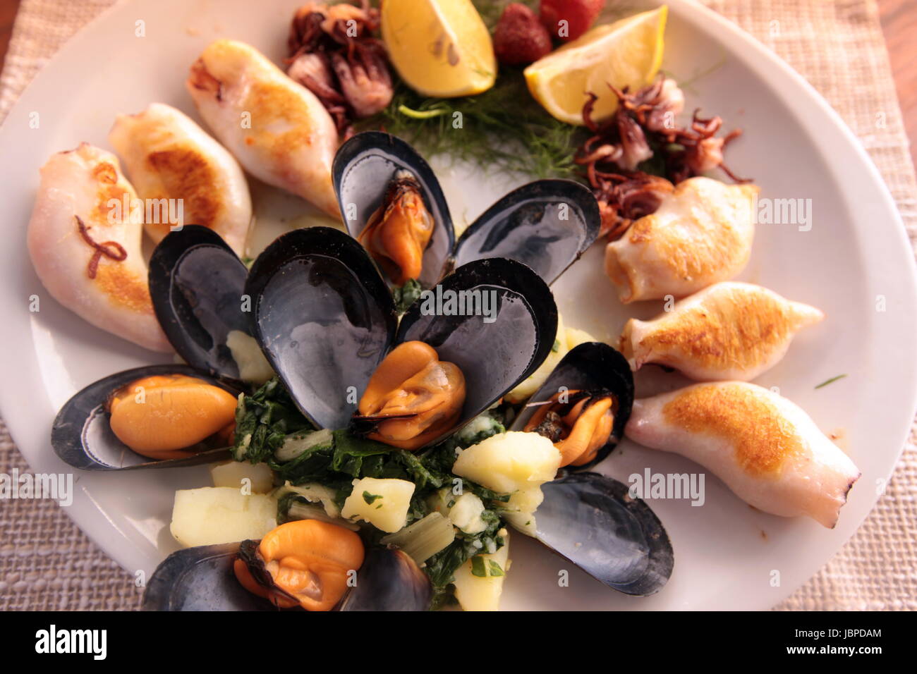 Ein Meeresfrüchte-Teller in Einem Restaurant Im Fischerdorf Milocer Bei Sveti Stefan in Montenegro Im Mittelmeer Kueste der Balkan in Osteuropa. Stockfoto