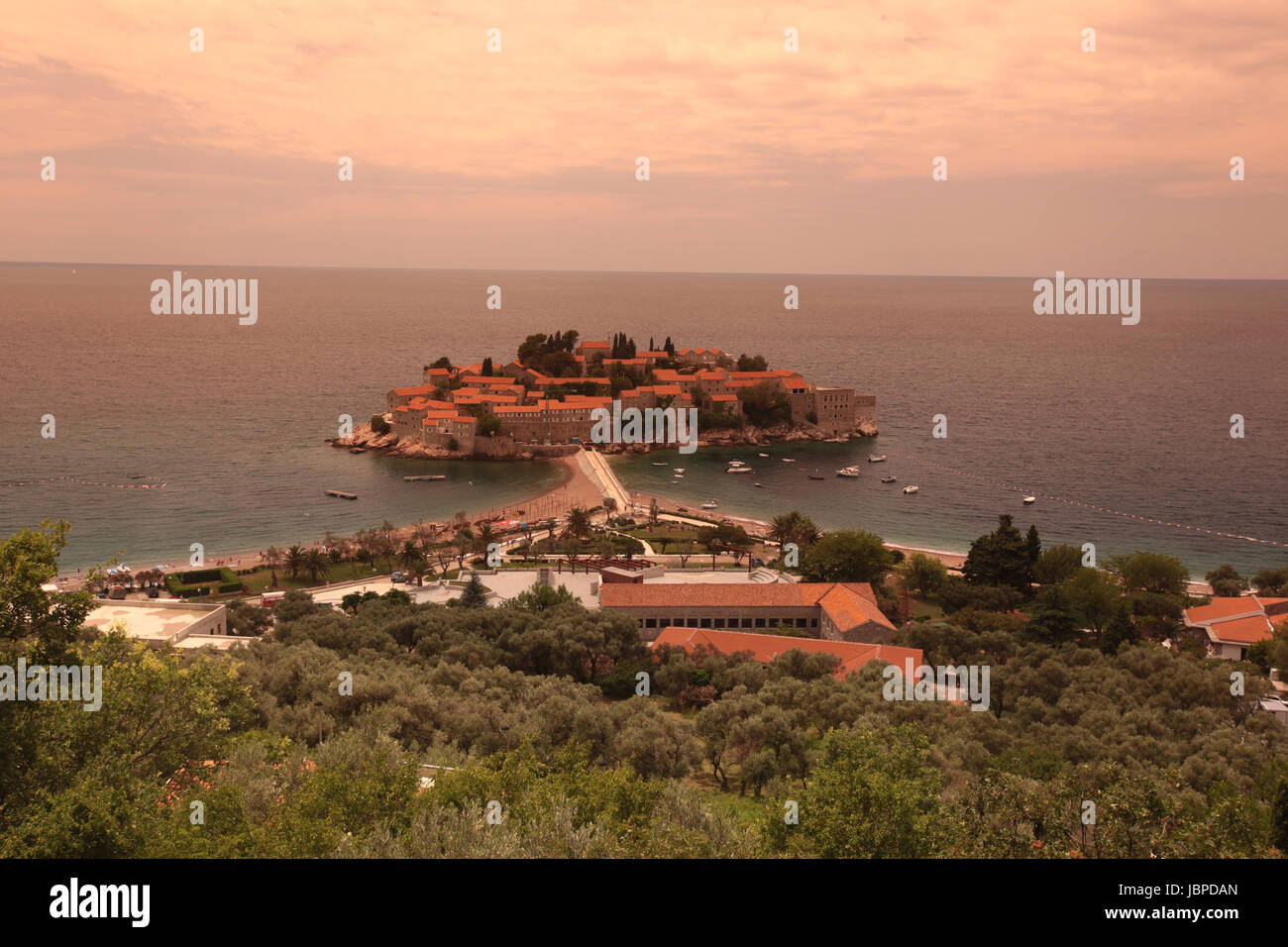 Die Hotelinsel Sveti Stefan bin Mittelmeer in Montenegro Im Balkan in Europa. Stockfoto