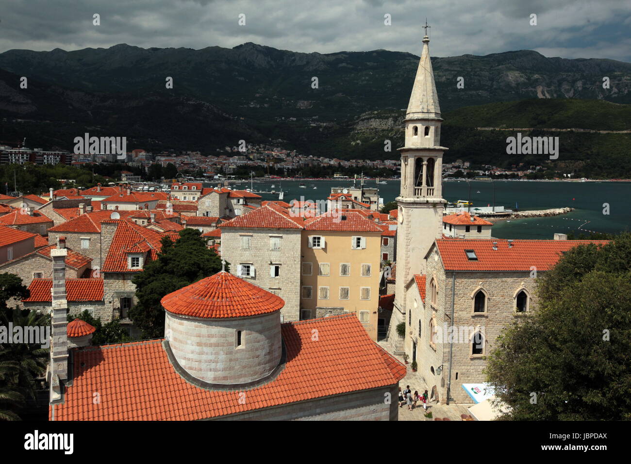 Altstadt Mit der Kirche Sv. Ivan Krstitelji der Adria Stadt Budva Mit Vielen Neuen Appatementhausern in Montenegro Im sterben Balkan bin Mittelmeer in Europa. Stockfoto