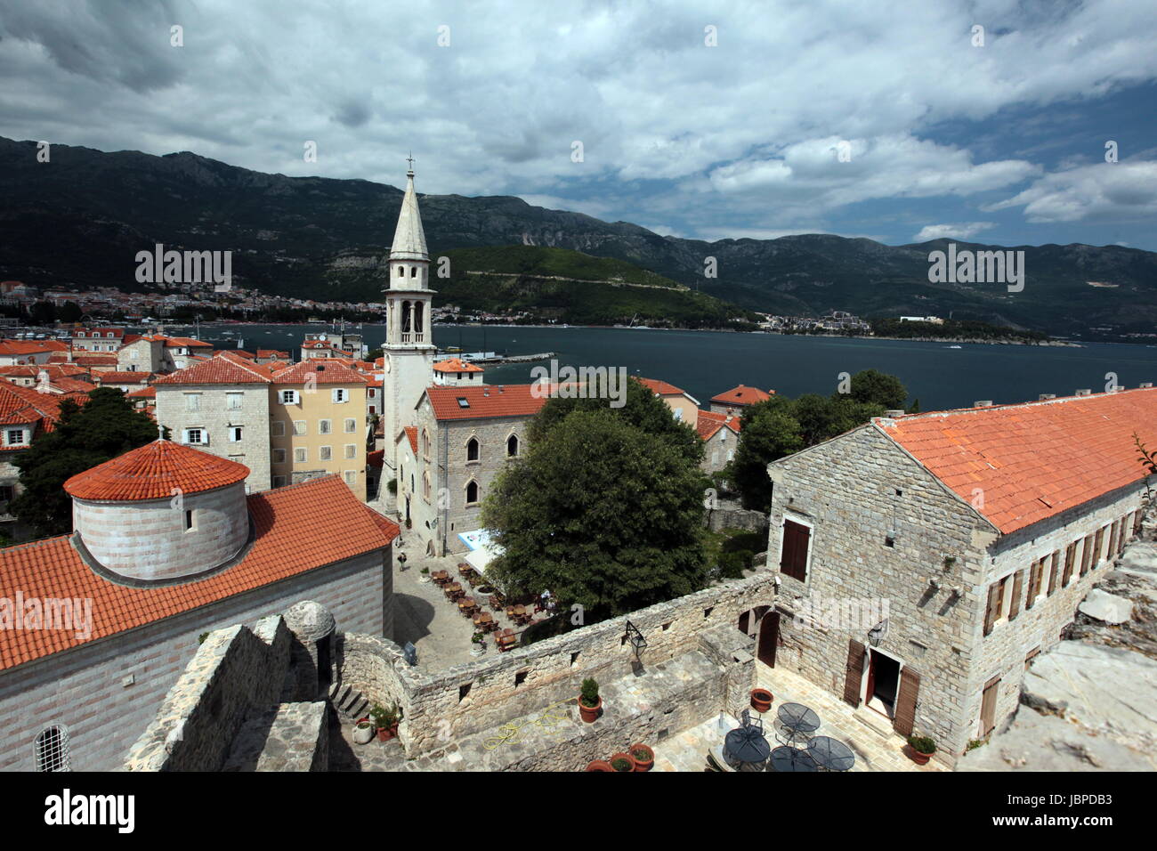 Altstadt Mit der Kirche Sv. Ivan Krstitelji der Adria Stadt Budva Mit Vielen Neuen Appatementhausern in Montenegro Im sterben Balkan bin Mittelmeer in Europa. Stockfoto