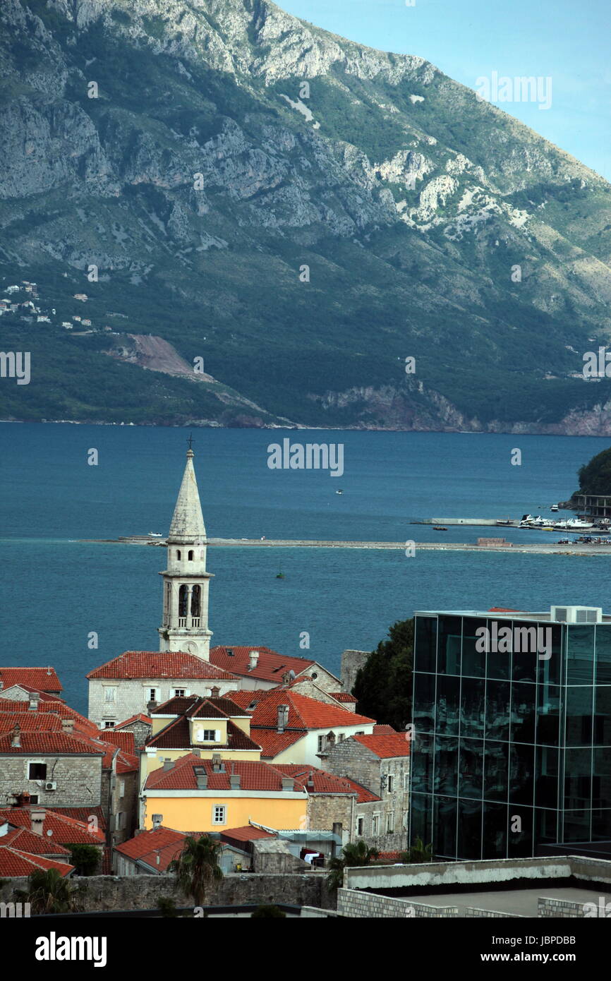Altstadt Mit der Kirche Sv. Ivan Krstitelji der Adria Stadt Budva Mit Vielen Neuen Appatementhausern in Montenegro Im sterben Balkan bin Mittelmeer in Europa. Stockfoto
