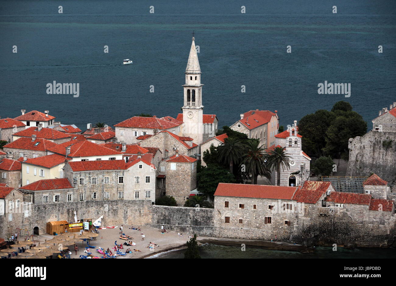 Altstadt Mit der Kirche Sv. Ivan Krstitelji der Adria Stadt Budva Mit Vielen Neuen Appatementhausern in Montenegro Im sterben Balkan bin Mittelmeer in Europa. Stockfoto