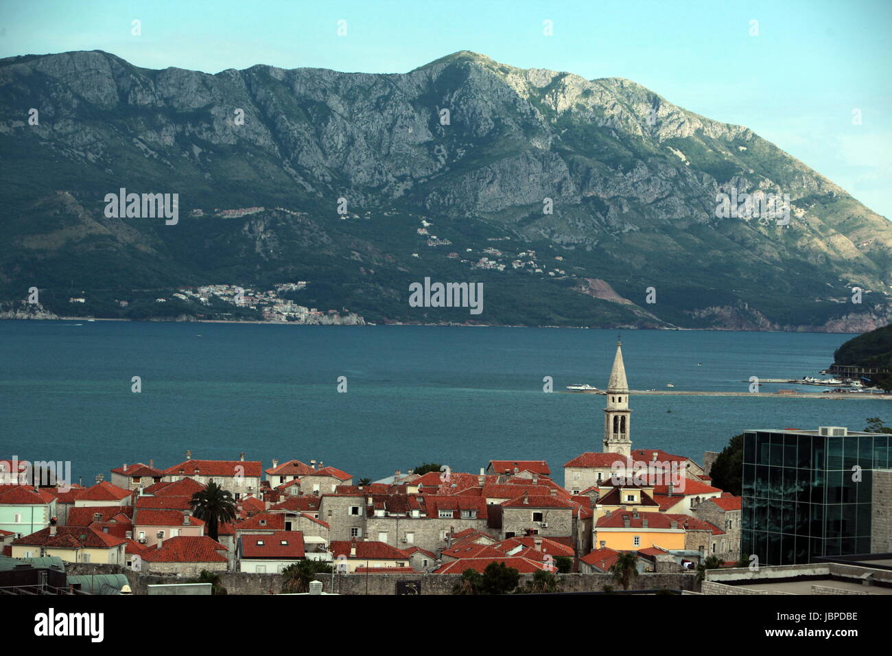 Altstadt Mit der Kirche Sv. Ivan Krstitelji der Adria Stadt Budva Mit Vielen Neuen Appatementhausern in Montenegro Im sterben Balkan bin Mittelmeer in Europa. Stockfoto