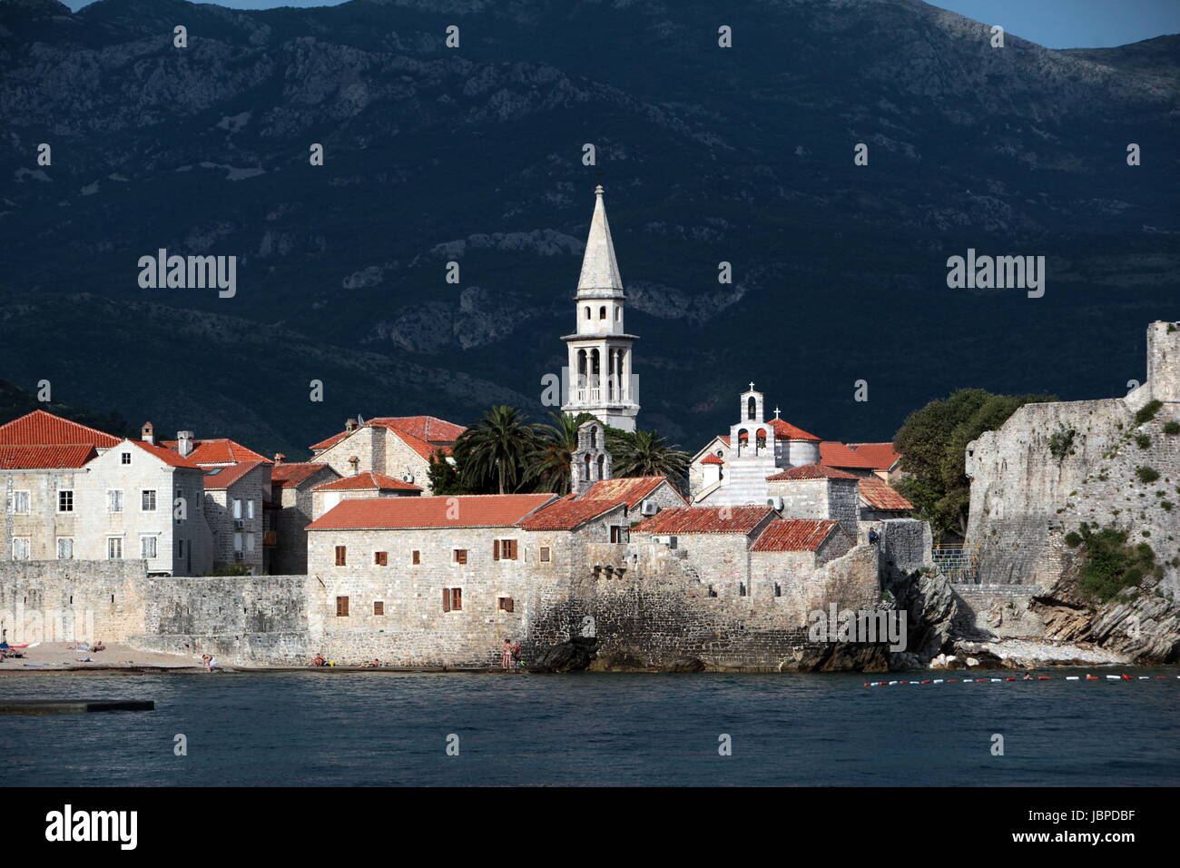 Altstadt Mit der Kirche Sv. Ivan Krstitelji der Adria Stadt Budva Mit Vielen Neuen Appatementhausern in Montenegro Im sterben Balkan bin Mittelmeer in Europa. Stockfoto