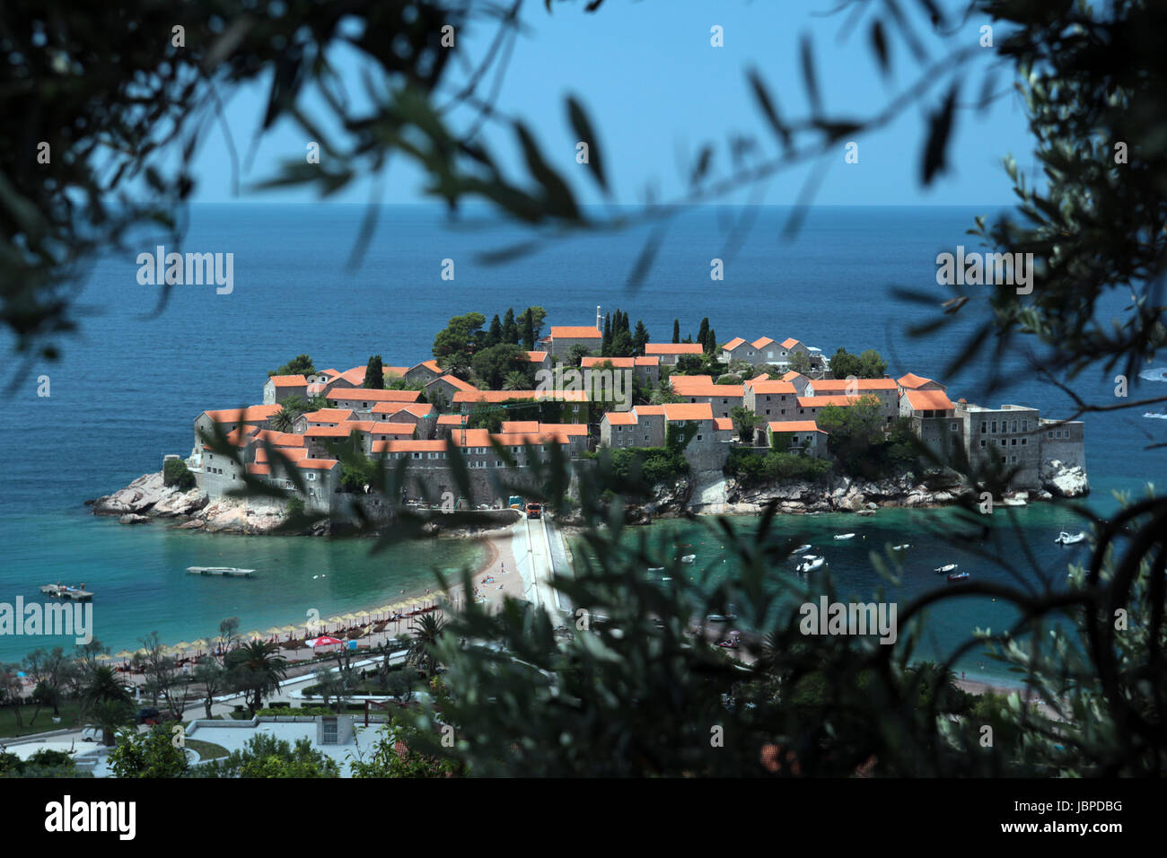 Die Hotelinsel Sveti Stefan bin Mittelmeer in Montenegro Im Balkan in Europa. Stockfoto