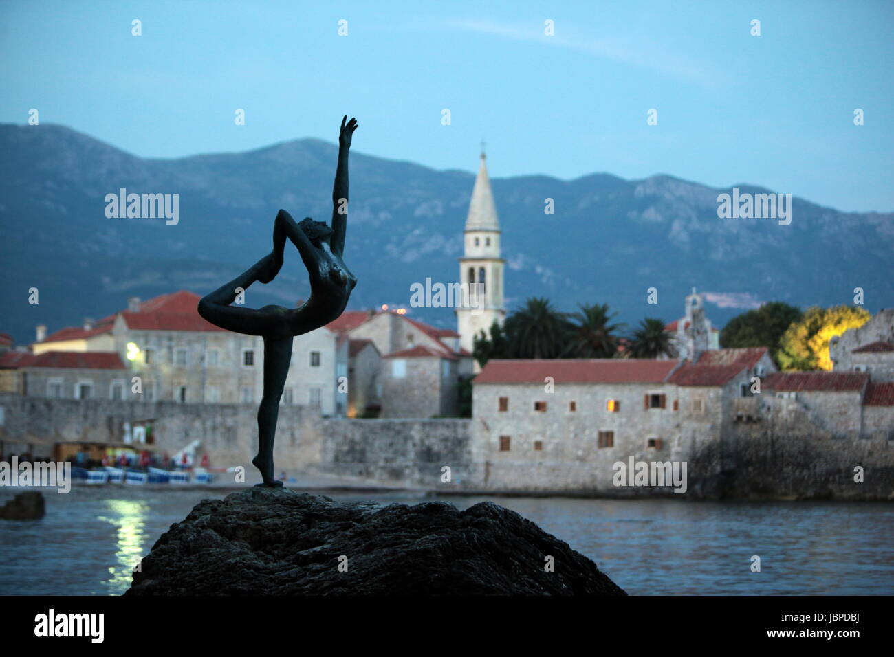 Altstadt Mit der Kirche Sv. Ivan Krstitelji der Adria Stadt Budva Mit Vielen Neuen Appatementhausern in Montenegro Im sterben Balkan bin Mittelmeer in Europa. Stockfoto