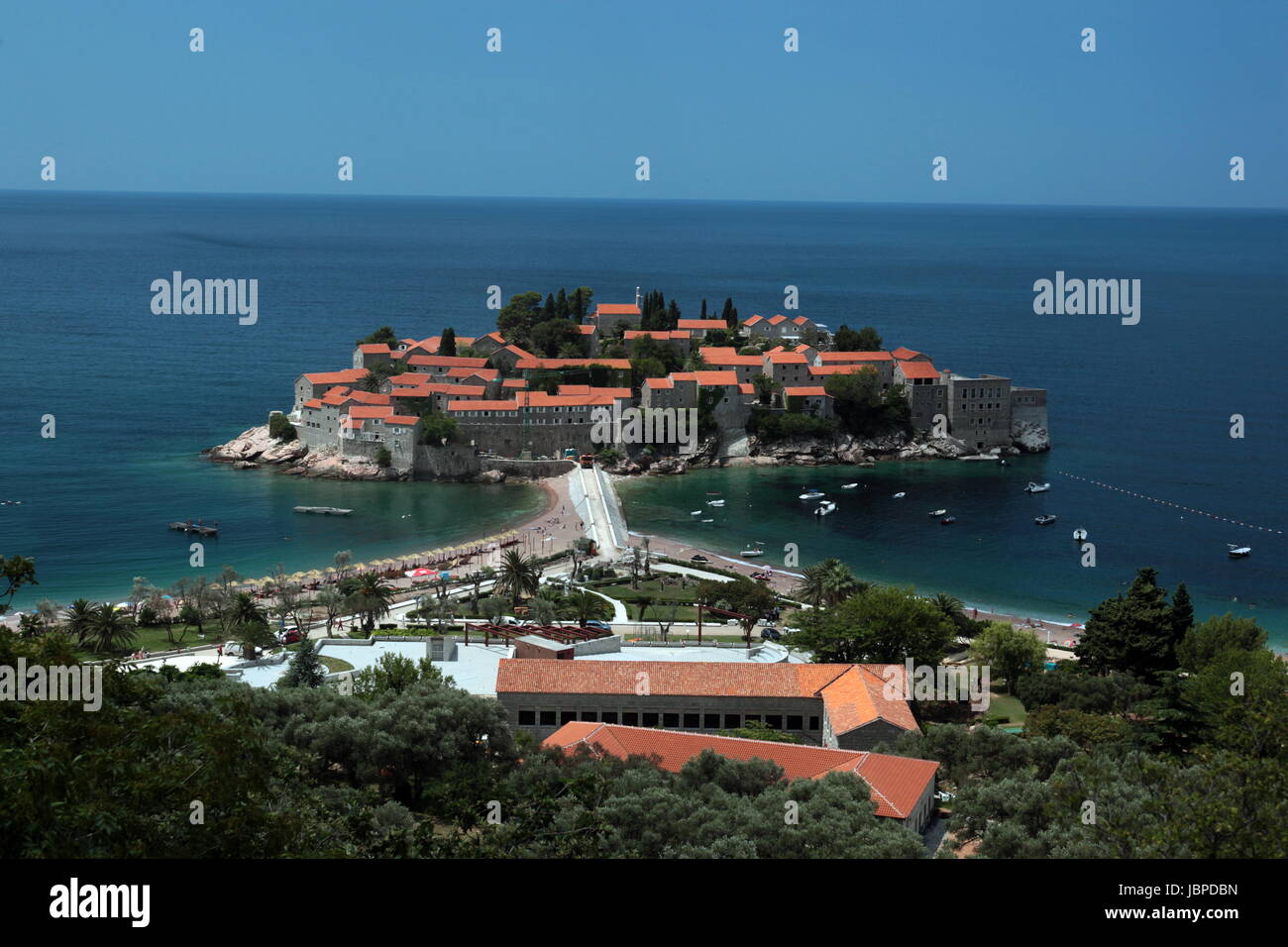 Sterben der Altstadtinsel von Sveti Stefan in der Adria eine der Kueste in Montenegro Im Balkan bin Mittelmeer in Europa. Stockfoto