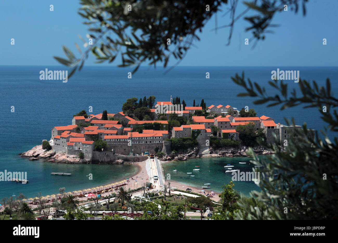 Die Hotelinsel Sveti Stefan bin Mittelmeer in Montenegro Im Balkan in Europa. Stockfoto