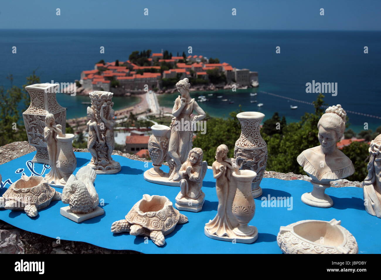 Das Zentrum der Altstadt Und HotelInsel Und Insel von Sveti Stefan bin Mittelmeer in Montenegro in Europa. Stockfoto