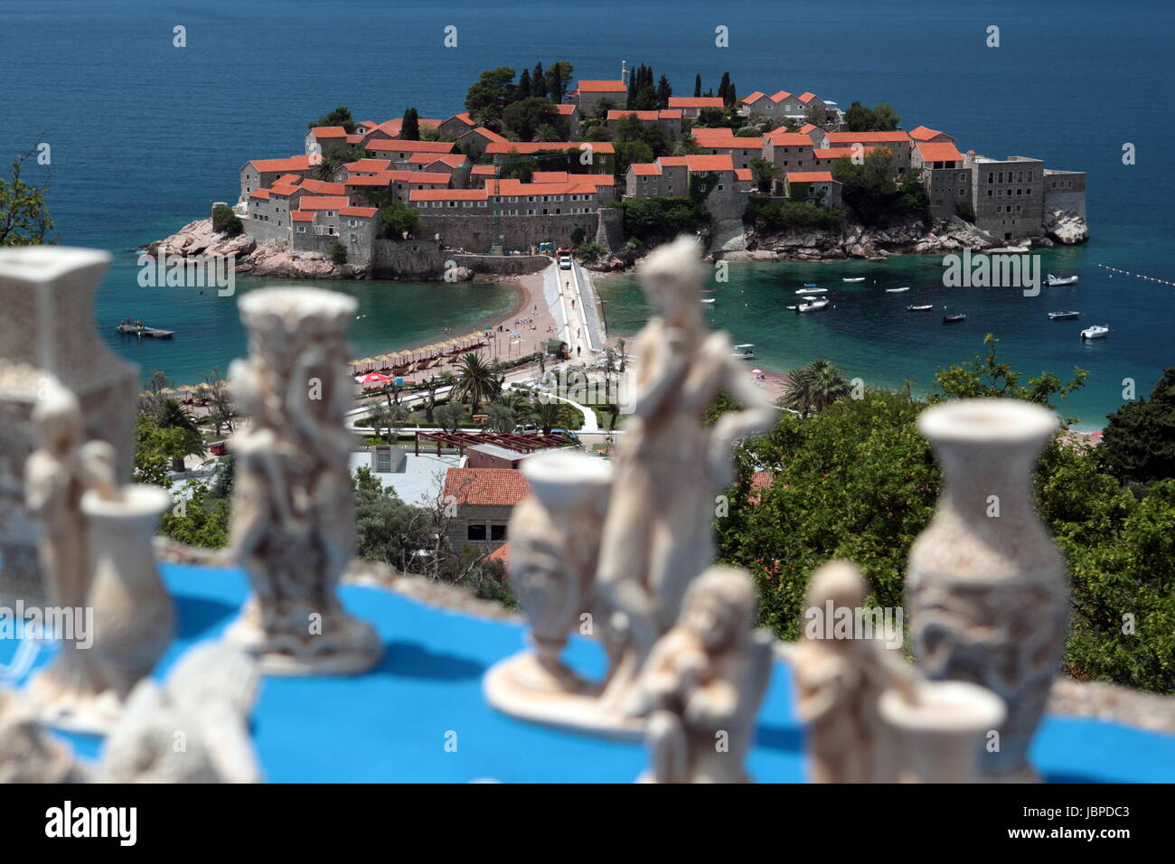 Sterben der Altstadtinsel von Sveti Stefan in der Adria eine der Kueste in Montenegro Im Balkan bin Mittelmeer in Europa. Stockfoto