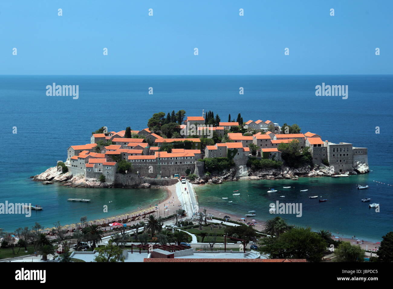 Sterben Sie Hotel Insel in Sveti Stefan ein der Mittelmeer Kueste in Montenegro Im Balkan in Osteuropa. Stockfoto