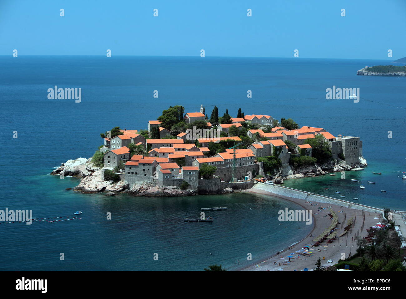 Sterben der Altstadtinsel von Sveti Stefan in der Adria eine der Kueste in Montenegro Im Balkan bin Mittelmeer in Europa. Stockfoto