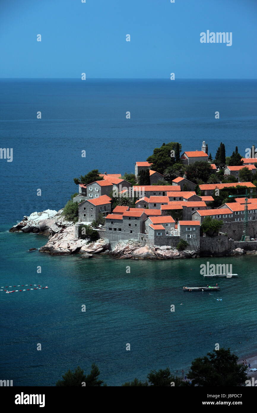 Sterben der Altstadtinsel von Sveti Stefan in der Adria eine der Kueste in Montenegro Im Balkan bin Mittelmeer in Europa. Stockfoto