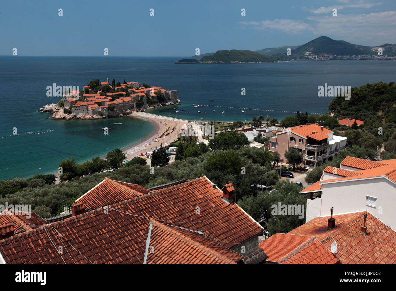 Die Hotelinsel Sveti Stefan bin Mittelmeer in Montenegro Im Balkan in Europa. Stockfoto