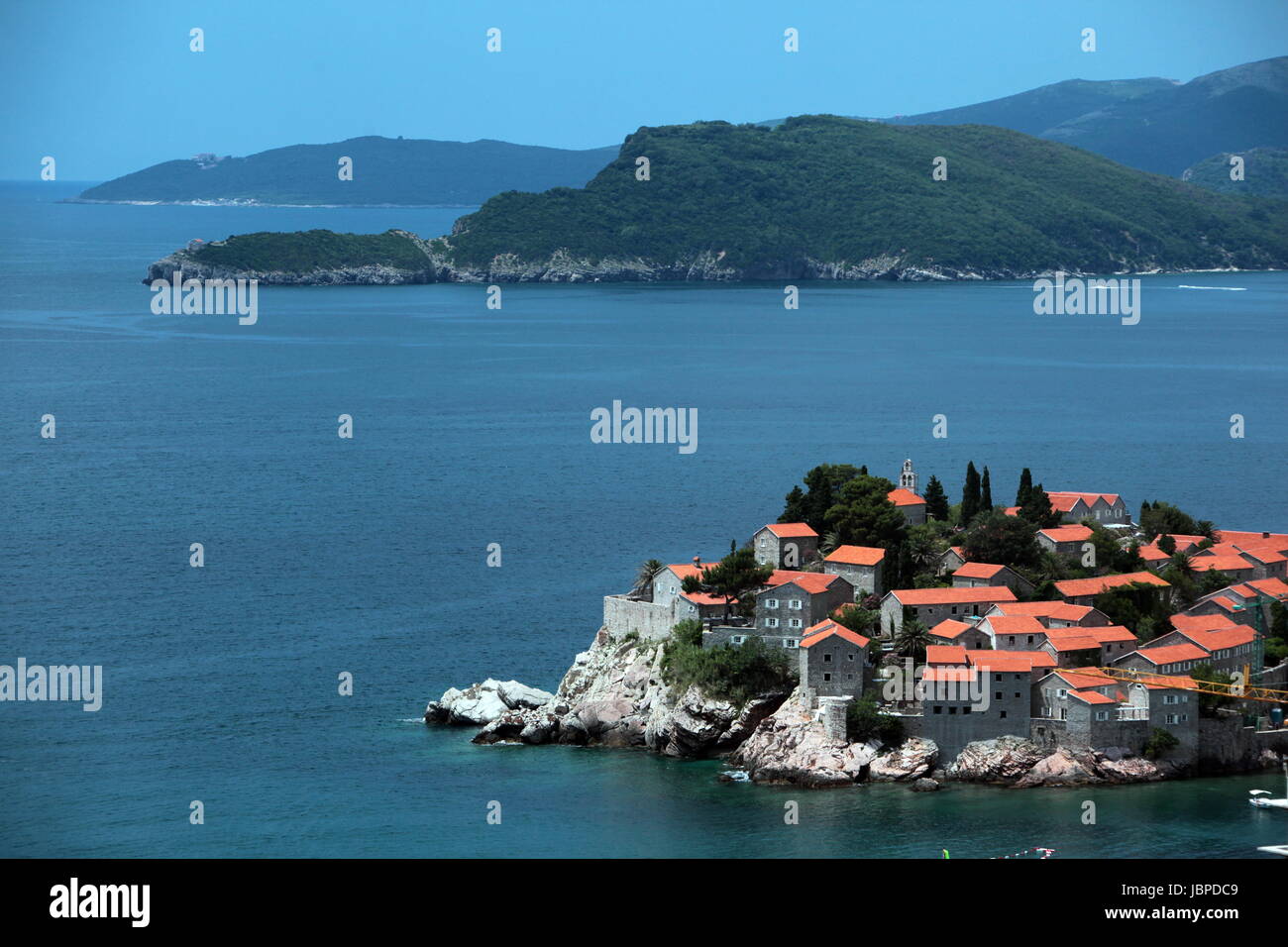 Sterben der Altstadtinsel von Sveti Stefan in der Adria eine der Kueste in Montenegro Im Balkan bin Mittelmeer in Europa. Stockfoto