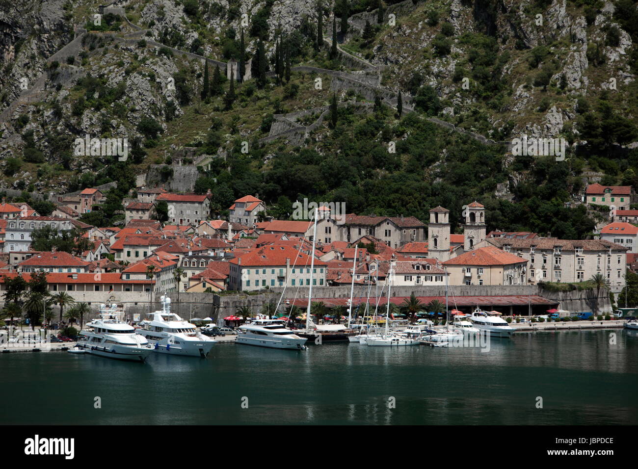 Sterben Stadt Kotor in der Kotorbucht der Mittelmeer Kueste in Montenegro Im Balkan in Osteuropa. Stockfoto