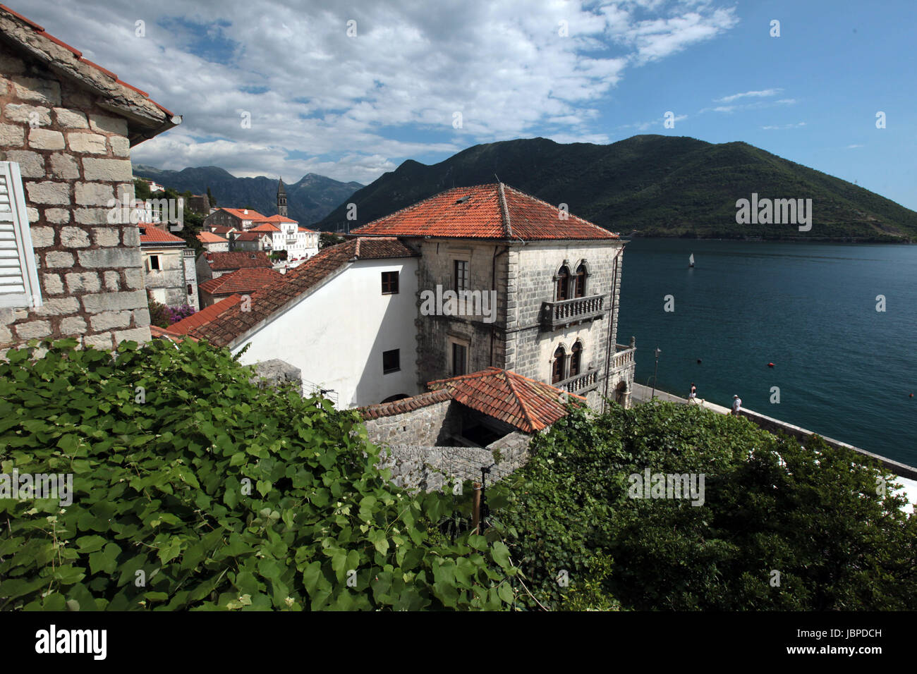 Das Dorf Persat in der Bucht von Kotor in Montenegro Im Mittelmeer bin Balkan in Europa. Stockfoto