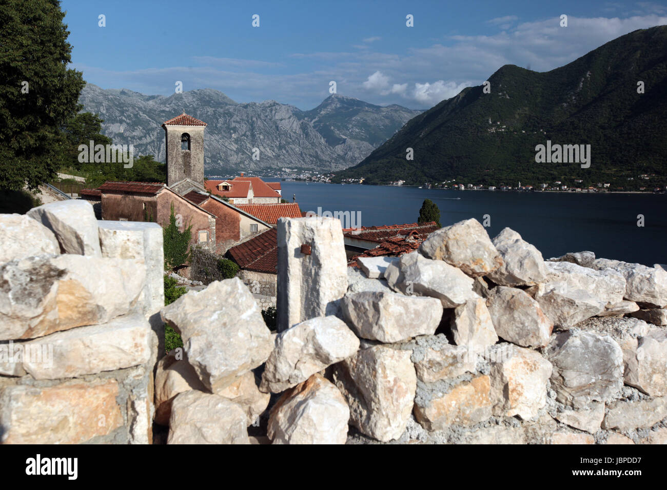 Das Dorf Persat in der Bucht von Kotor in Montenegro Im Mittelmeer bin Balkan in Europa. Stockfoto