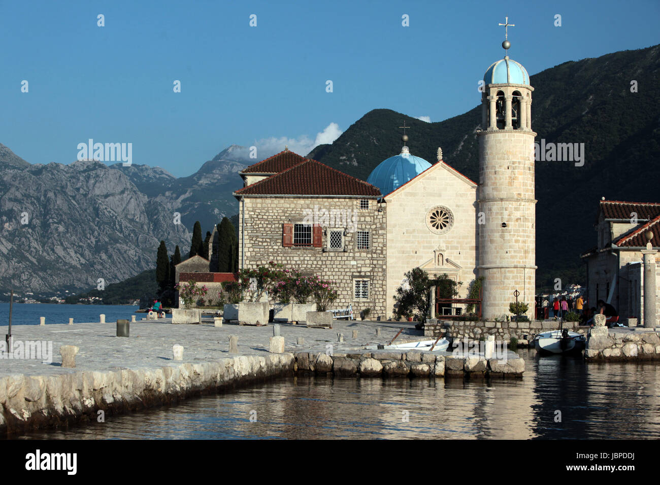 Die Insel Skrpjela Vor Dem Dorf Persat in der Bucht von Kotor in Montenegro Im Mittelmeer bin Balkan in Europa. Stockfoto