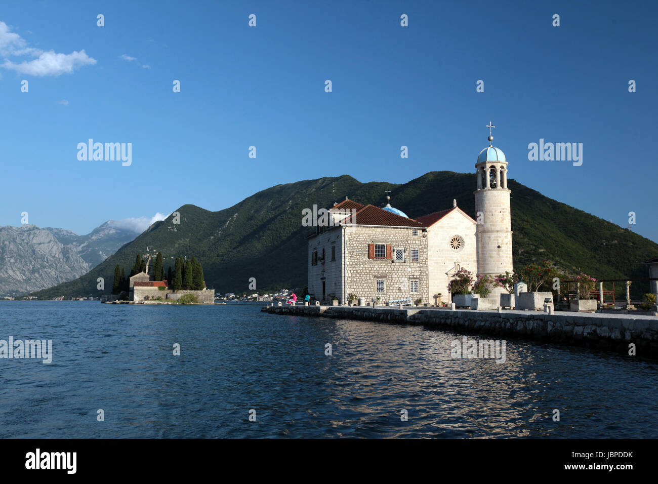 Die Insel Skrpjela Vor Dem Dorf Persat in der Bucht von Kotor in Montenegro Im Mittelmeer bin Balkan in Europa. Stockfoto