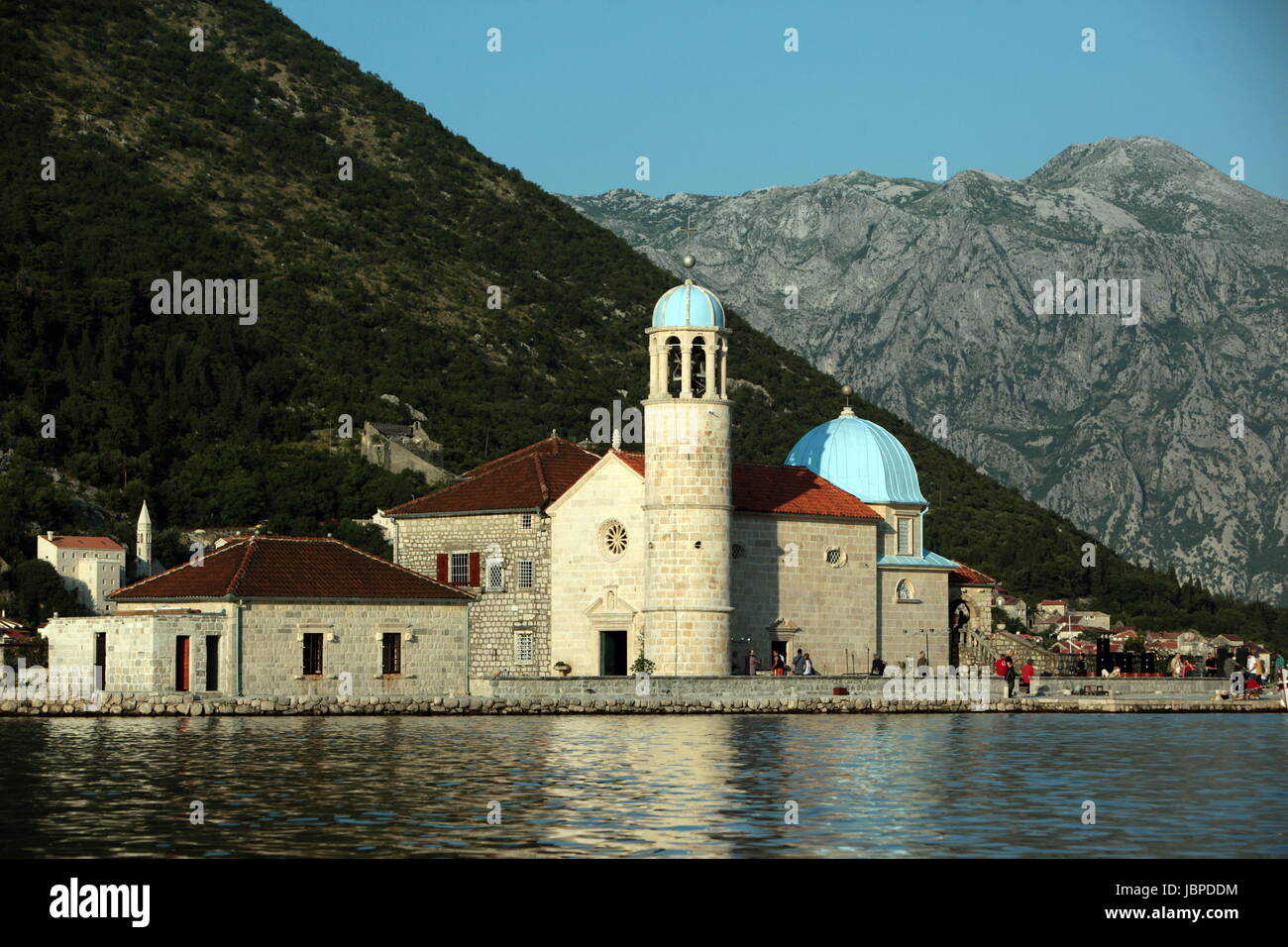 Sterben, Klosterinsel Und Insel Gospa Od Skrpjela Vor Persat in der inneren Bucht von Kotor in Montenegro Im Balkan bin Mittelmeer in Europa. Stockfoto