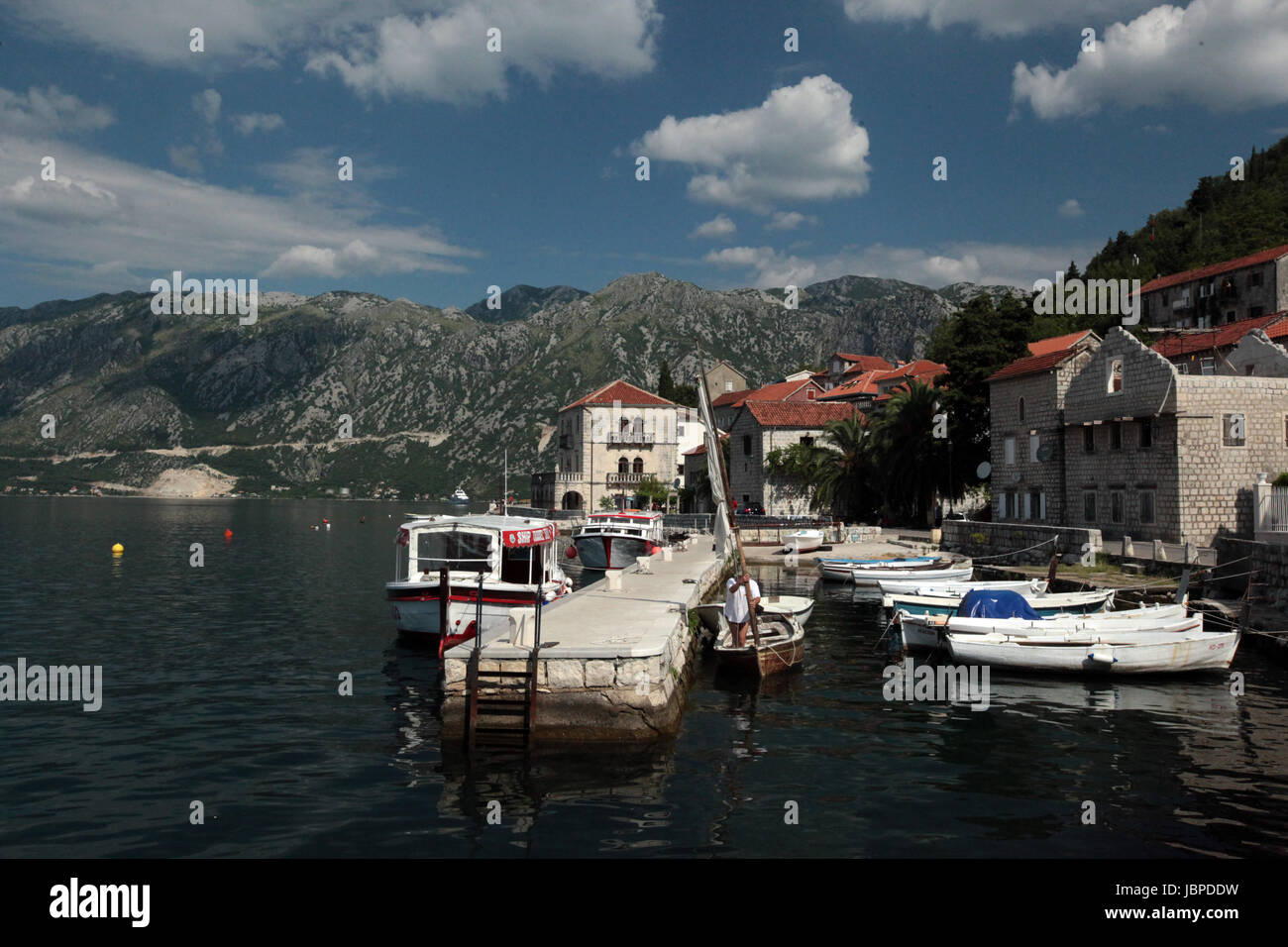 Das Dorf Persat in der Bucht von Kotor in Montenegro Im Mittelmeer bin Balkan in Europa. Stockfoto