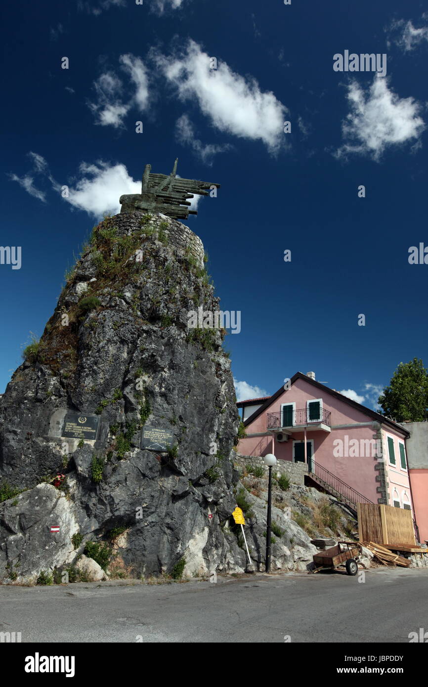Ein Fels Mit Denkmal Im Zentrum des Dorfes Virpazar bin Skadarsko Jezero sehen Oder Skadarsee in Zentral Montenegro in Montenegro Im Balkan bin Mittelmeer in Europa. Stockfoto