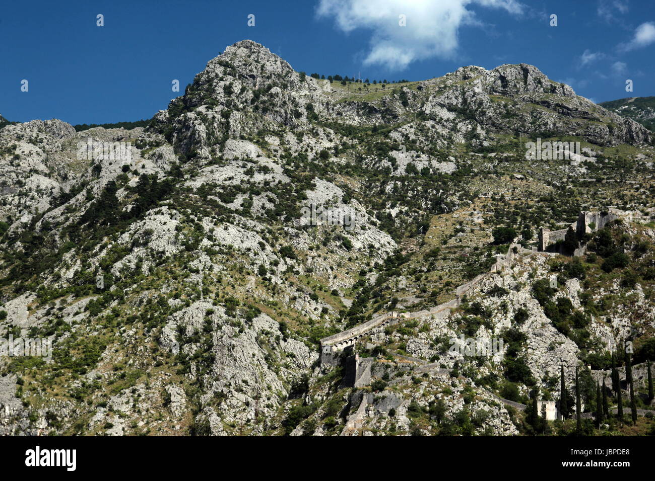 Die Berglandschaft Mit der Stadtmauer von Kotor in der inneren Bucht von Kotor in Montenegro in Europa Mittelmeer bin. Stockfoto