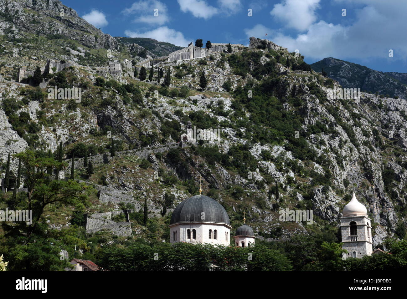Die Berglandschaft Mit der Stadtmauer von Kotor in der inneren Bucht von Kotor in Montenegro in Europa Mittelmeer bin. Stockfoto