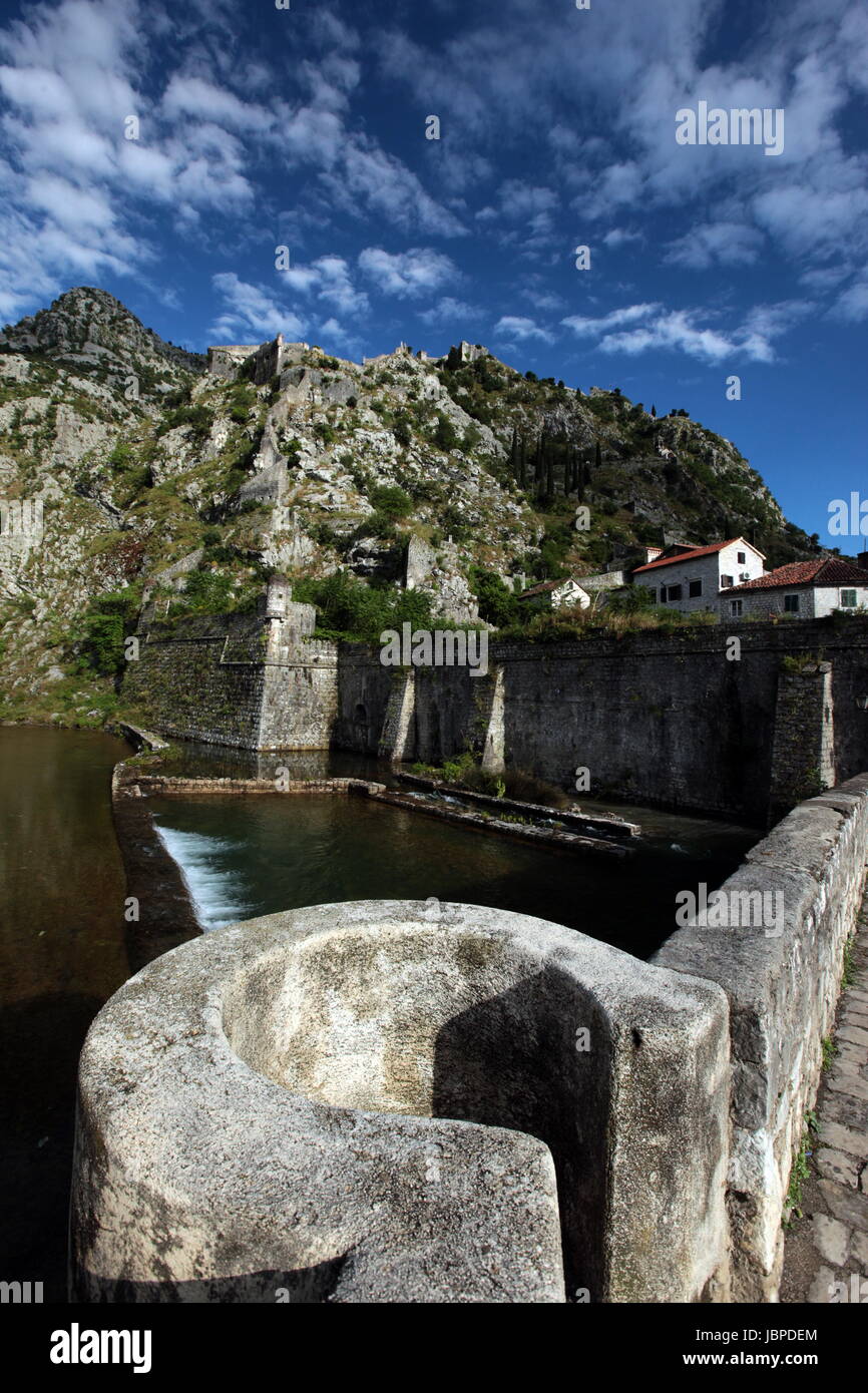 Die Berglandschaft Mit der Stadtmauer von Kotor in der inneren Bucht von Kotor in Montenegro in Europa Mittelmeer bin. Stockfoto